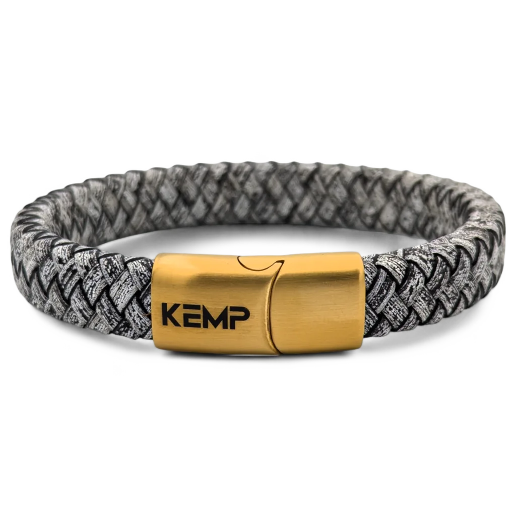 Armband voor mannen gemaakt van hoogwaardig vegan leer in gevlochten stijl in de kleur betulla wit met een mat gouden sluiting waar het logo van Kemp op staat uit de collectie Nomad