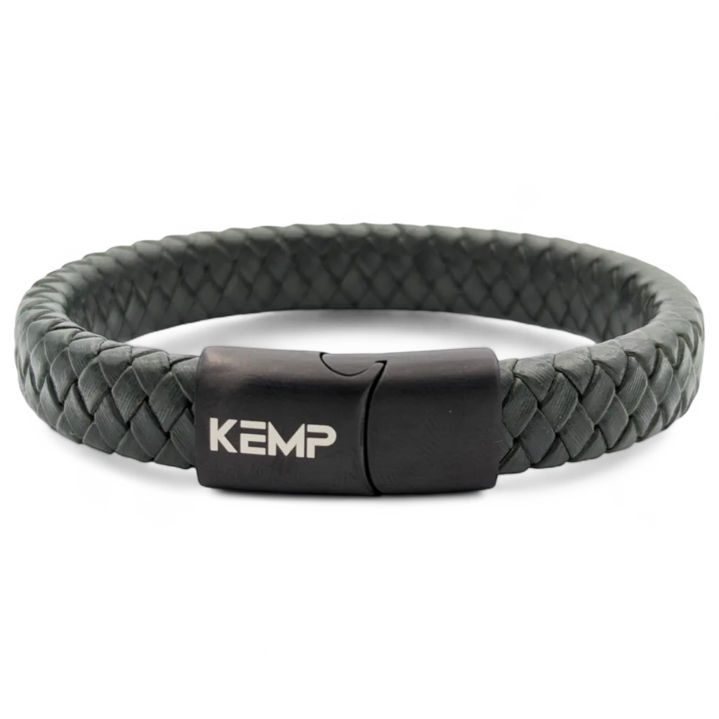 Armband voor mannen gemaakt van groen gevlochten vegan leer met een mat zwarte sluiting waar het merk Kemp op staat