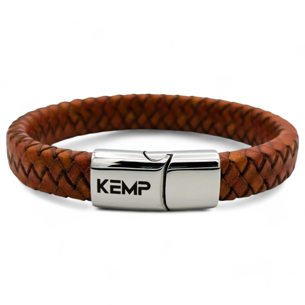 Armband voor mannen uit de Nomad collectie in de kleur Cognac gemaakt van leer met een zilveren magneet sluiting waar het logo van Kemp op staat