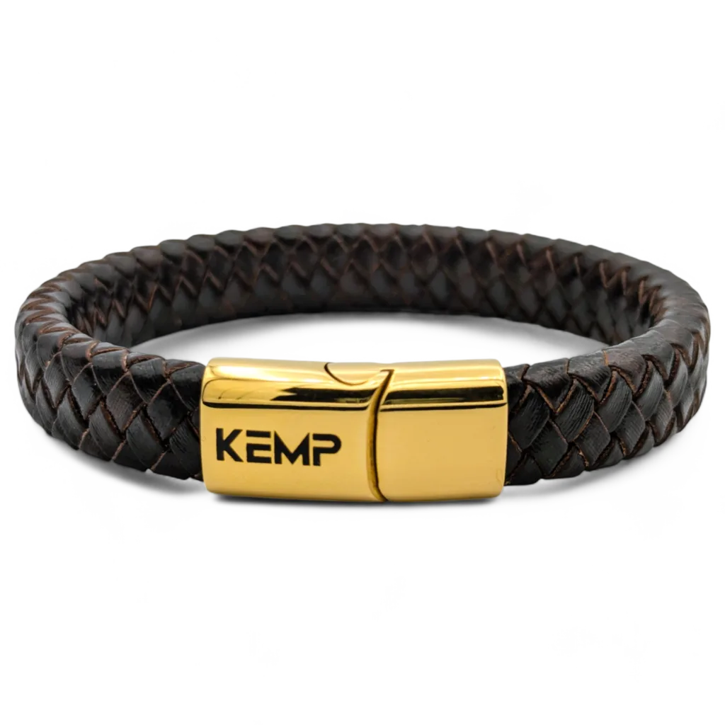 Armband voor heren gemaakt van hoogwaardig vegan leer in de kleur castagno bruin met een sluiting in de kleur goud glans waar het logo van Kemp op staat komt ui de Nomad collectie