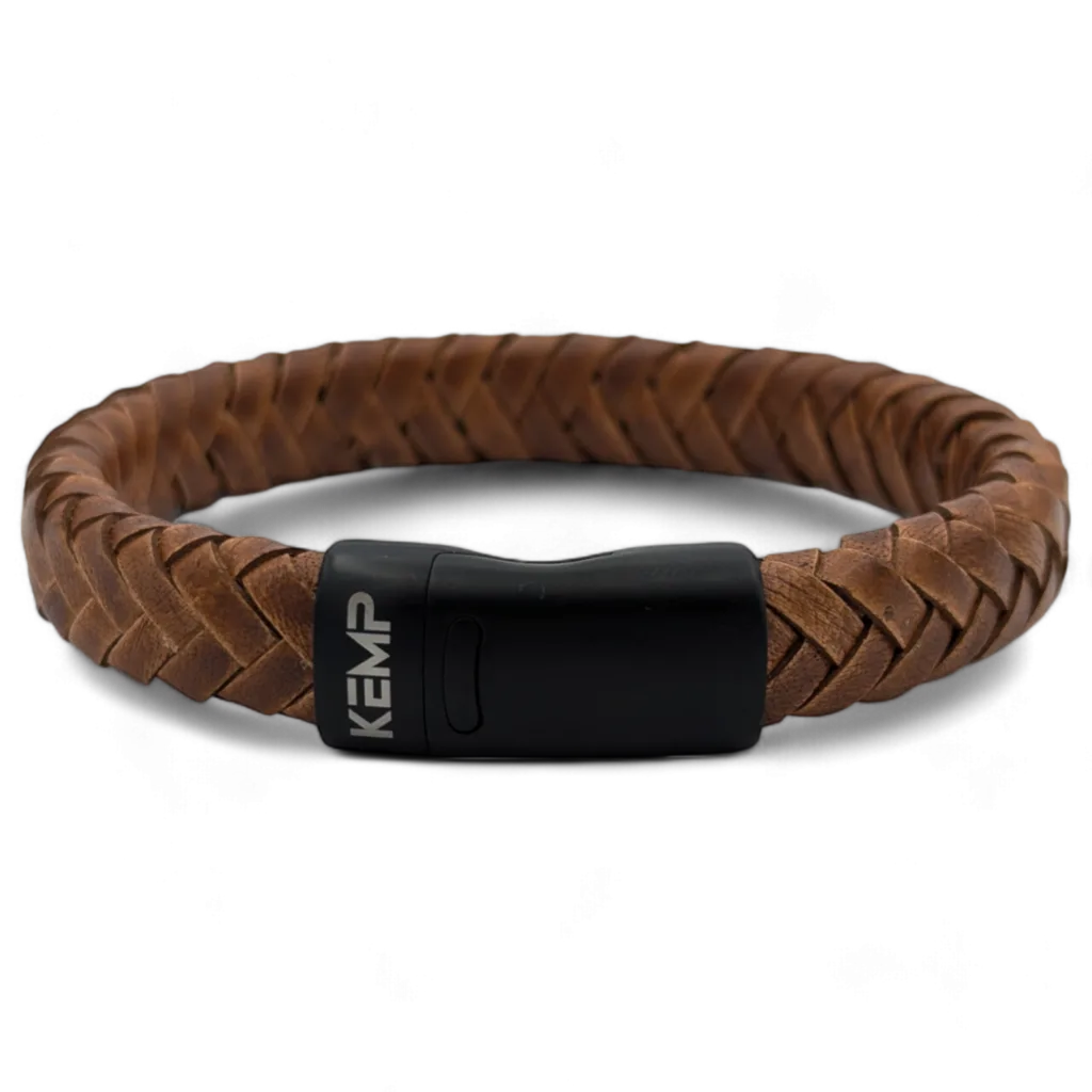 Stijlvolle Sienna Cognac armband van Kemp met een krachtige zwarte sluiting, voor een moderne uitstraling.