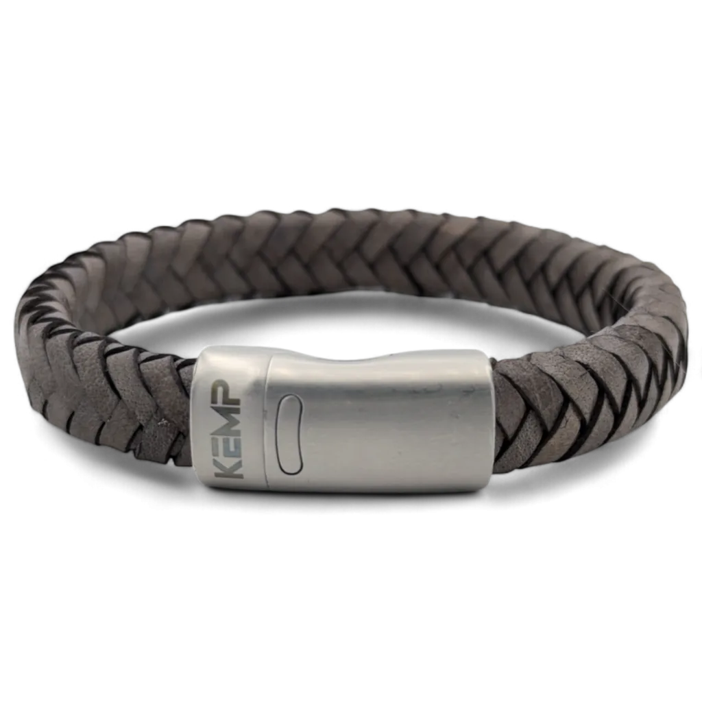Armband uit de Tempest collectie van het merk Kemp gemaakt van hoogwaardig Italiaans leer in de kleur Lorenzo Grijs met een zilveren magnetische sluiting waar het logo op staat van Kemp